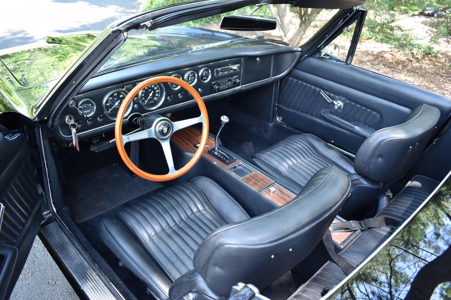 Интерьер Ghia 450/SS Convertible 1967 года  (фото 16 из 29)
